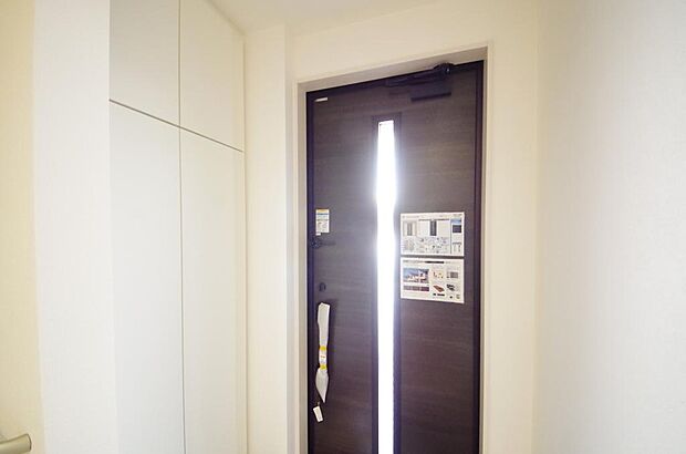 玄関を美しく整理できる収納量豊かなシューズインクロークです。高さの調整できる棚板を採用しております。