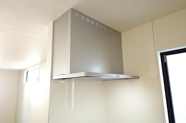 キッチン上部には、ブーツ型の照明付きのレンジフードが標準装備されております。