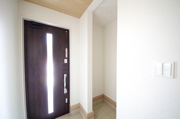 棚板が多く、沢山のの靴が収納可能。棚板は稼働可能ですのでブーツやヒールの高い靴も収納でき便利です。