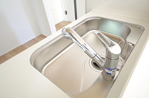 レバー操作一つで水量、温度も調節可能です。また、蛇口には浄水カートリッジも内蔵可能です。
