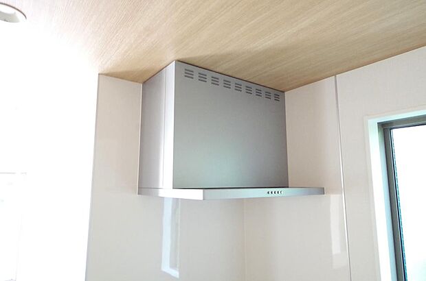 キッチン上部には、ブーツ型の照明付きのレンジフードが標準装備されております。