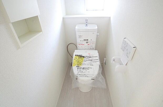 少ない水を有効に使って、汚れも効率よく洗浄します。便器は奥までふちのない掃除がしやすい形状です。