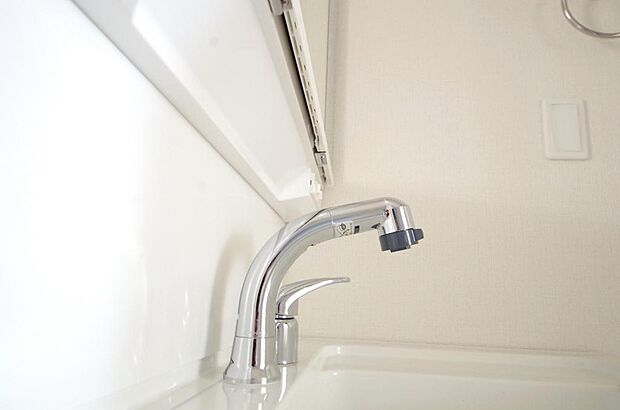 洗面台の給水口はホースが伸びるので朝シャン出来ます。シングルレバーでお湯の温度も楽々調整出来ます。