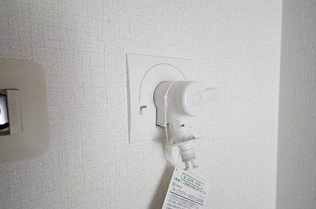 洗濯機用の給水口には蛇口ではなく、全自動洗濯機が設置できる専用の給水口が設置されております。