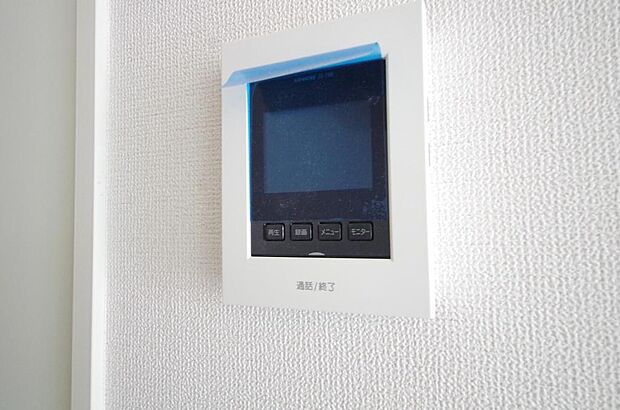 来訪者を映像と音声で確認可能なので、煩わしいセールスにも住戸内で対話可能です。