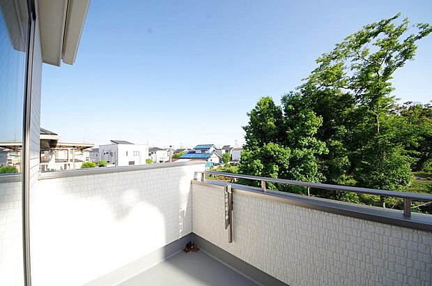 陽光あふれるバルコニーは、たくさんの光を浴びることができるのでお洗濯物やお布団もしっかり干せます。