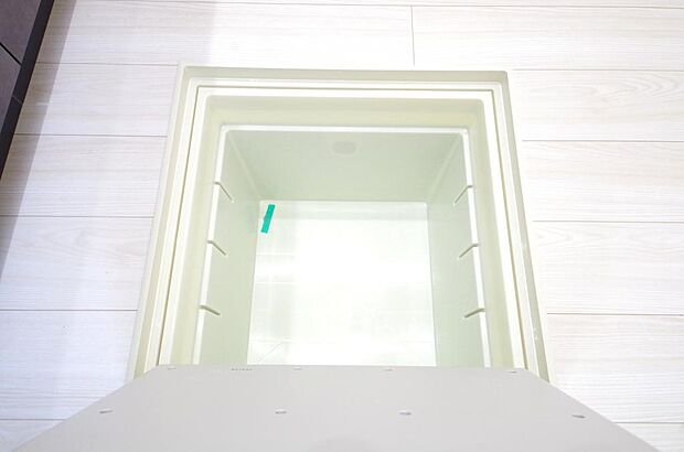 ミネラルウォーター、缶詰、非常食のストックに便利です。空間を有効に利用した収納です。