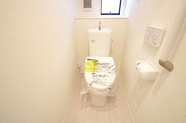 少ない水を有効に使って、汚れも効率よく洗浄します。便器は奥までふちのない掃除がしやすい形状です。