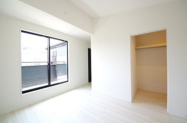 木の質感が優しい床材と豊富な収納が特徴的な、心に温かさを感じる内装です。