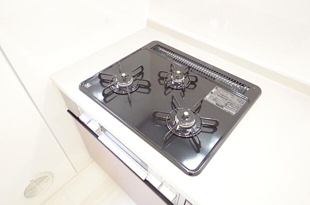 三ツ口コンロはSiセンサーが組み込まれています。長時間の使用の際にセンサーが自動でストップします。