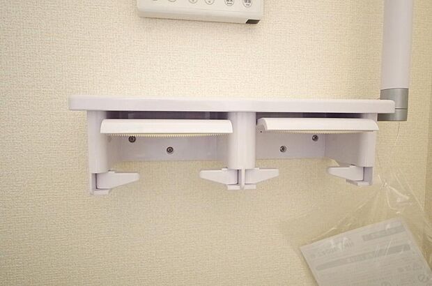 トイレ内のペーパーホルダーは、しっかりとした押さえ付き横型ダブルホルダーが標準装備されています。