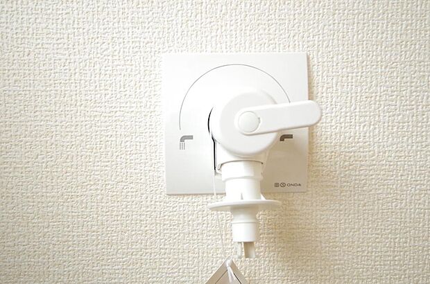 洗濯機用の給水口には蛇口ではなく、全自動洗濯機が設置できる専用の給水口が設置されております。
