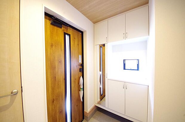 棚板が多く、沢山のの靴が収納可能。棚板は稼働可能ですのでブーツやヒールの高い靴も収納でき便利です。