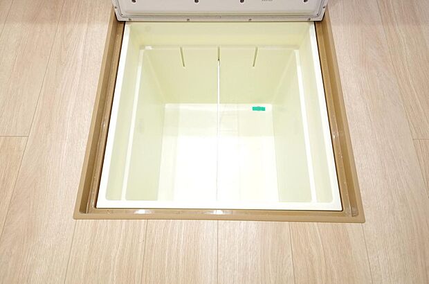 ミネラルウォーター、缶詰、非常食のストックに便利です。空間を有効に利用した収納です。