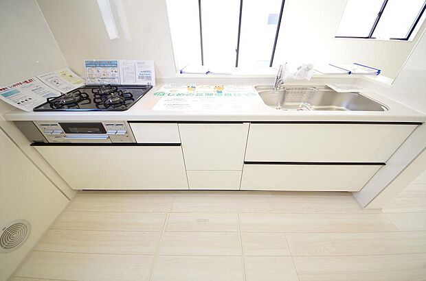キッチンには耐久性が高く、お手入れも簡単で人工大理石トップを採用して、キッチンを優雅に演出しました。