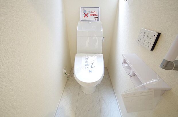 少ない水を有効に使って、汚れも効率よく洗浄します。便器は奥までふちのない掃除がしやすい形状です。