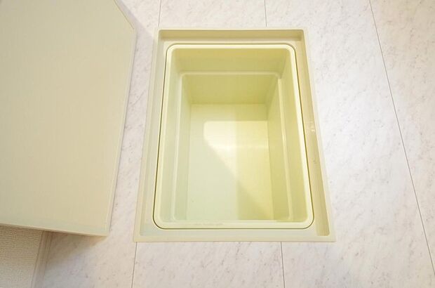 シャンプー リンス 洗剤 柔軟剤等のストックに便利です。空間を有効に利用した収納です。