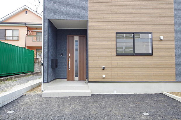 玄関はいわばその邸宅の顔です。だからこそ、迎賓のためにしつらえを細部まで施しました。