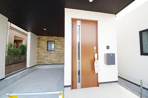 玄関はいわばその邸宅の顔です。だからこそ、迎賓のためにしつらえを細部まで施しました。