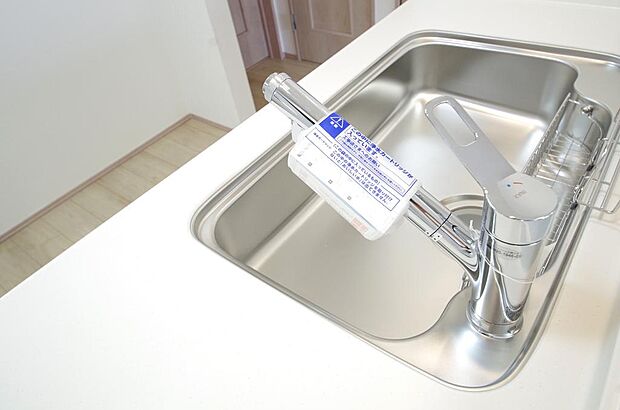 レバー操作一つで水量、温度も調節可能です。また、蛇口には浄水カートリッジも内蔵可能です。