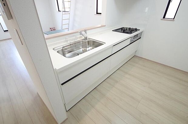 キッチンには耐久性が高く、お手入れも簡単で人工大理石トップを採用して、キッチンを優雅に演出しました。
