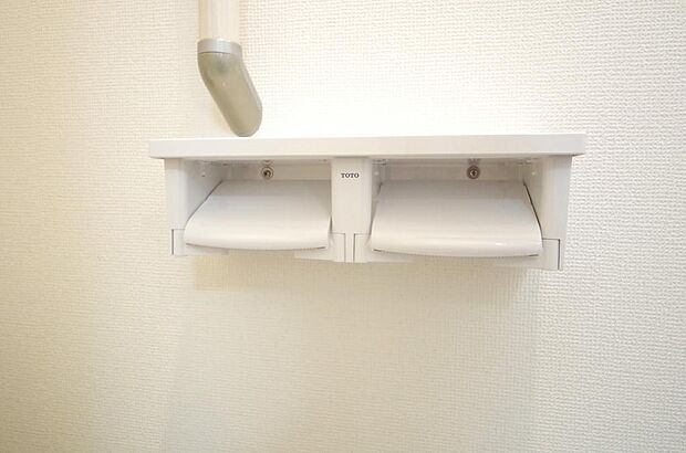 トイレ内のペーパーホルダーは、しっかりとした押さえ付き横型ダブルホルダーが標準装備されています。