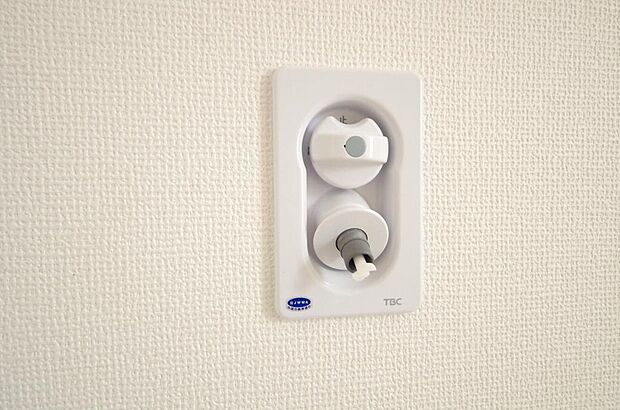 洗濯機用の給水口には蛇口ではなく、全自動洗濯機が設置できる専用の給水口が設置されております。