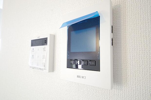 来訪者を映像と音声で確認可能なので、煩わしいセールスにも住戸内で対話可能です。