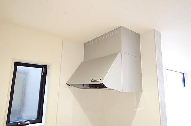 キッチン上部には、ブーツ型の照明付きのレンジフードが標準装備されております。