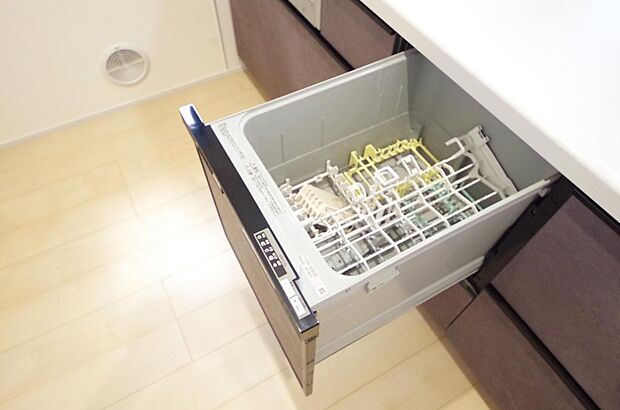 食器の出し入れがしやすいスライド収納タイプの食器洗い乾燥機です。また、節水効果にも優れています。
