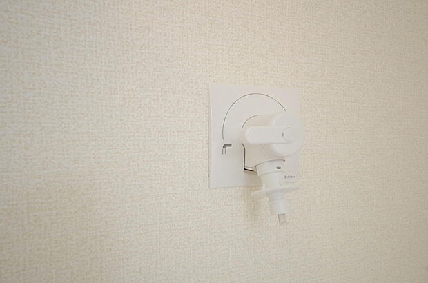 洗濯機用の給水口には蛇口ではなく、全自動洗濯機が設置できる専用の給水口が設置されております。