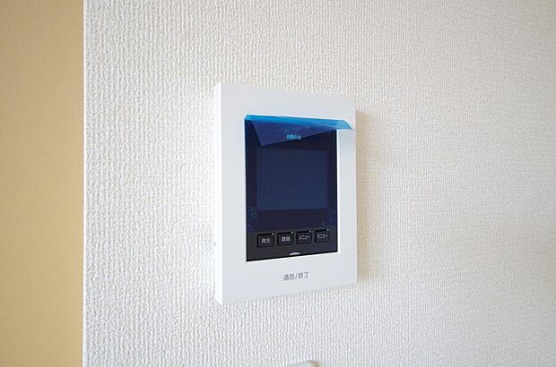 来訪者を映像と音声で確認可能なので、煩わしいセールスにも住戸内で対話可能です。