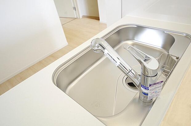 キッチンの水栓はホースが伸びますので、大きな鍋も楽に洗う事が出来ます。また、浄水器もビルトインです。