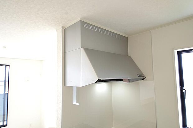 キッチン上部には、ブーツ型の照明付きのレンジフードが標準装備されております。