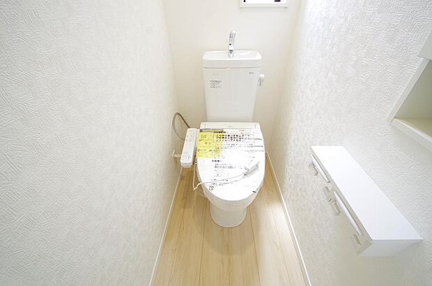 少ない水を有効に使って、汚れも効率よく洗浄します。便器は奥までふちのない掃除がしやすい形状です。