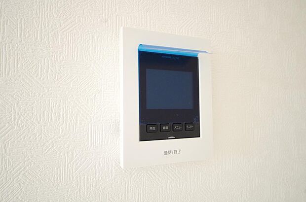 来訪者を映像と音声で確認可能なので、煩わしいセールスにも住戸内で対話可能です。