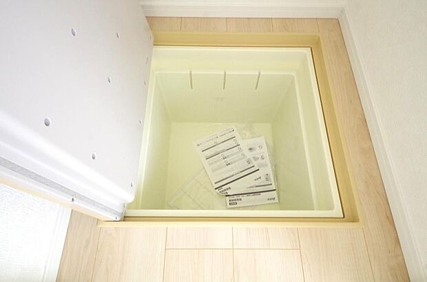 普段は使わない物や大切な物などを収納出来ます。空間を有効に利用した床下収納です。