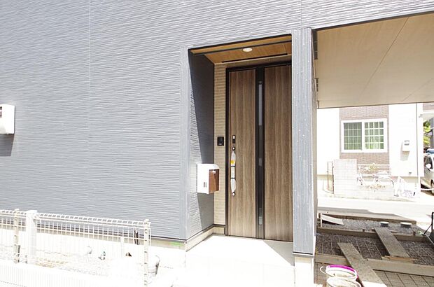 玄関はいわばその邸宅の顔です。だからこそ、迎賓のためにしつらえを細部まで施しました。