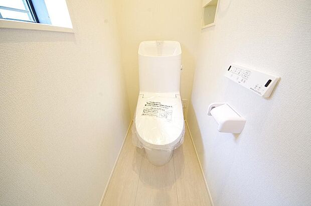 少ない水を有効に使って、汚れも効率よく洗浄します。便器は奥までふちのない掃除がしやすい形状です。