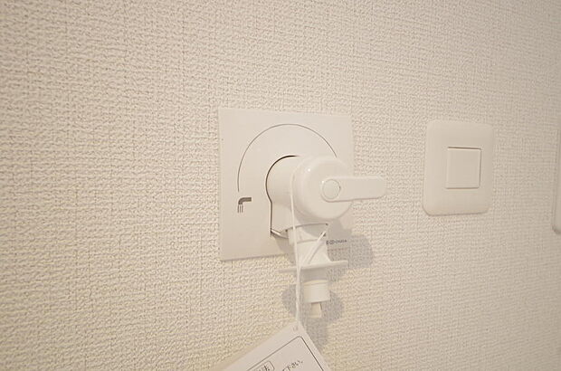 洗濯機用の給水口には蛇口ではなく、全自動洗濯機が設置できる専用の給水口が設置されております。