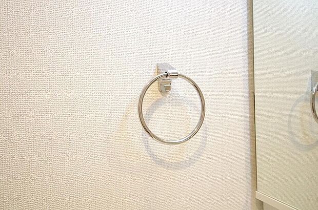 タオル掛け、これは必要です。標準装備されていますので、後から設置する手間も省けます。