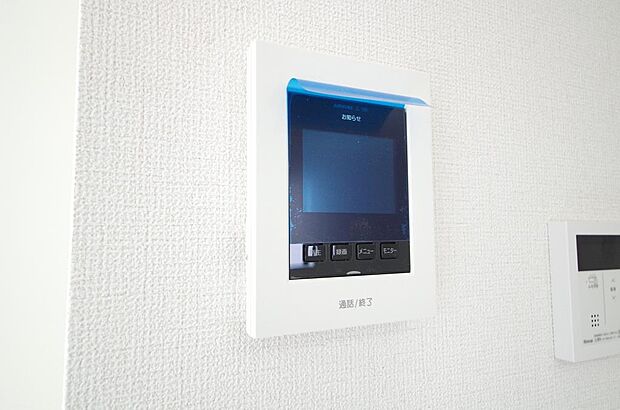 来訪者を映像と音声で確認可能なので、煩わしいセールスにも住戸内で対話可能です。