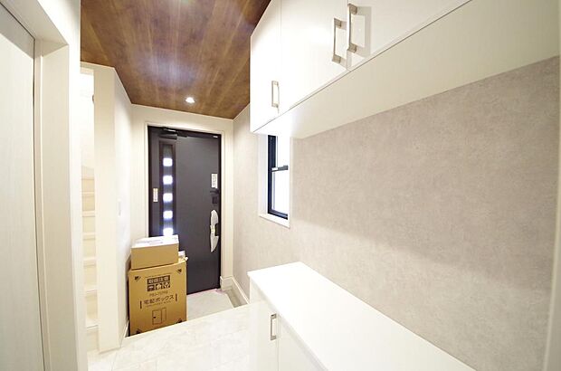 棚板が多く、沢山の靴が収納可能。棚板は稼働可能ですのでブーツやヒールの高い靴も収納でき便利です。