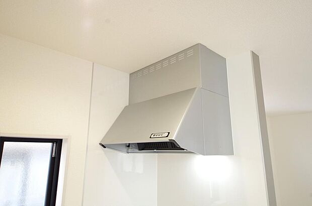 キッチン上部には、ブーツ型の照明付きのレンジフードが標準装備されております。