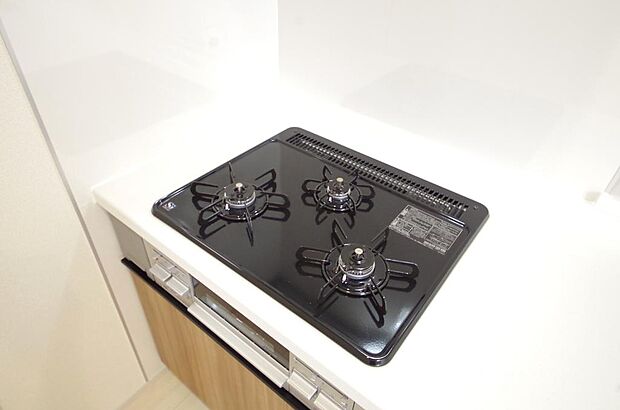 三ツ口コンロはＳｉセンサーが組み込まれています。長時間の使用の際にセンサーが自動でストップします。