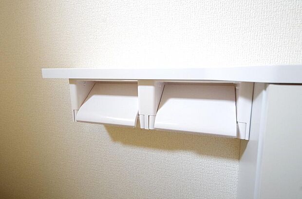 トイレ内のペーパーホルダーは、しっかりとした押さえ付き横型ダブルホルダーが標準装備されています。