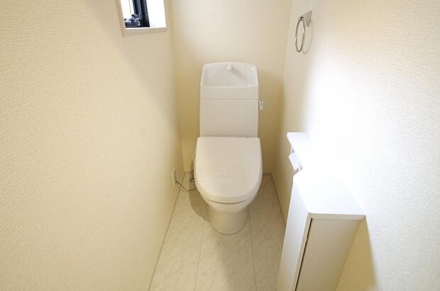 少ない水を有効に使って、汚れも効率よく洗浄します。便器は奥までふちのない掃除がしやすい形状です。