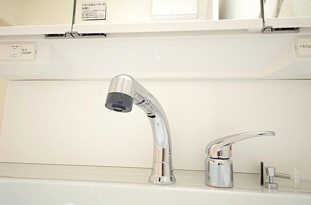洗面台の給水口はホースが伸びるので朝シャン出来ます。シングルレバーでお湯の温度も楽々調整出来ます。