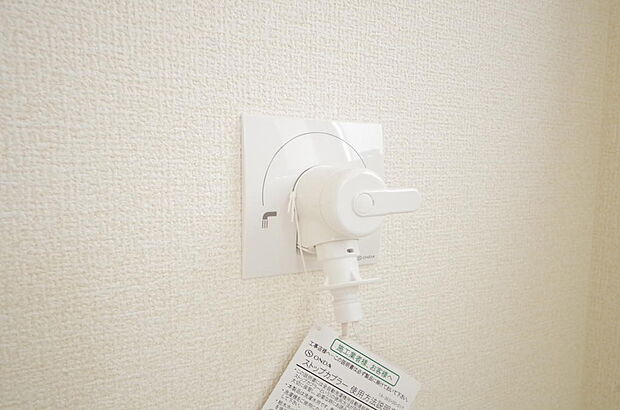 洗濯機用の給水口には蛇口ではなく、全自動洗濯機が設置できる専用の給水口が設置されております。