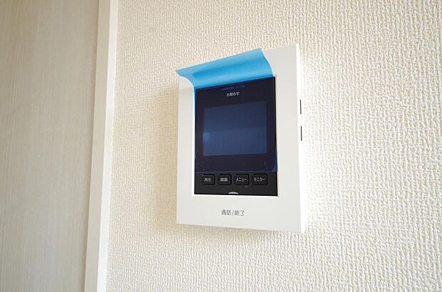 来訪者を映像と音声で確認可能なので、煩わしいセールスにも住戸内で対話可能です。